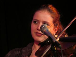 Nurnberg Sarah Angriffslustig wie eh und je zeigte sich Hans Well mit den Wellbappn in Kaisheim. Jonas, Tabea, Hansi und Sarah Well legten sich mächtig ins Zeug.
